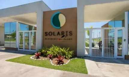 Terreno de esquina com uma linda vista em Condomínio Solaris Residencial Clube, em Maricá-RJ, entre a rodovia, o mar e a montanha