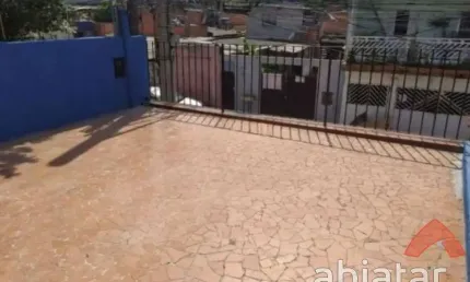 Casa de 93m² com 2 Dormitórios e Amplo Quintal em Localização Privilegiada