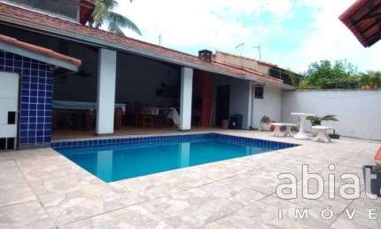 Linda casa com 3 dorm, piscina, churrasqueira e vaga para 3 autos em Itanhaém - SP