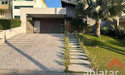 Casa de 3 dormitórios com 560m² com vaga - Jardim do Golf I