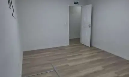 Sala 30 mts² comercial com 1 baheiro para locação na Kizaemon Takeuti - Taboão da Serra - SP