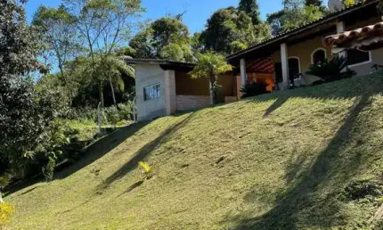 Chácara a venda em Embú-Guaçú. Encontre seu refúgio ideal na natureza!