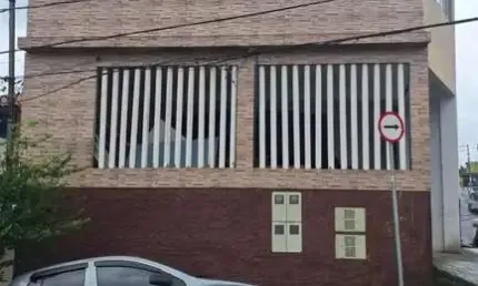 Sobrado à Venda no Centro do Taboão com 2 Casas e 3 Salões Comerciais – Ideal para Investidores