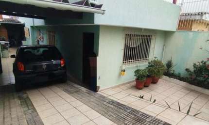 Sobrado à venda: espaçoso, charmoso, com churrasqueira e cozinha ampla!
