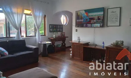 Casa térrea à venda com 267m² e 4 vagas – Rua dos Jasmins, Taboão da Serra