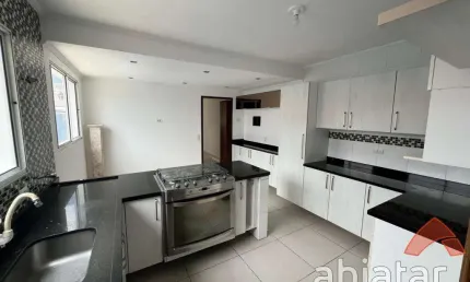 Casa à venda com 170m², 3 quartos e 2 vagas no Jardim Monte Alegre - Taboão da Serra.