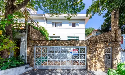 Sobrado, 197m² de construção, 3 dormitórios, estilo contemporâneo na Bosque da Saúde