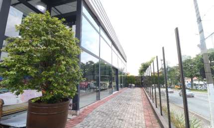 Galpão de 1000m² reformado e no melhor ponto da Av dos Bandeirantes!