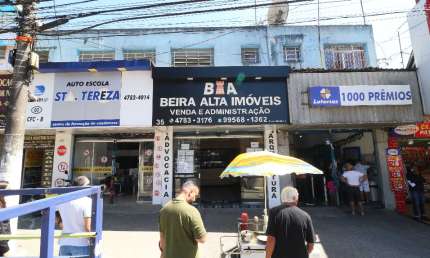Conjunto Comercial com 3 salões comerciais e 5 salas no primeiro andar