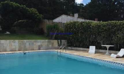 Casa 480m², 04 dormitórios (sendo 02 suítes), 03 banheiros, 05 vagas de garagem, 02 canis e piscina.  Condomínio com portaria.  Excelente localização