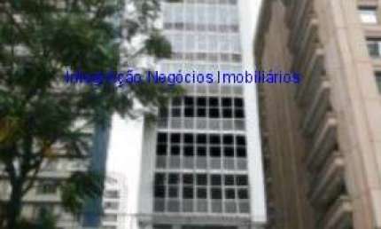 Conjunto Comercial 102,95m², 02 banheiros e 01 vaga na garagem.  Condomínio com recepção e segurança.  Excelente localização