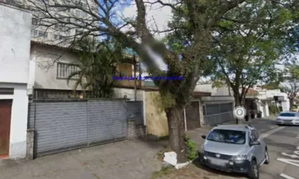 Casa 150m², sendo casa principal + edícula; a casa com 2 dormitórios (sendo 1 suíte), 3 banheiros e garagem para 2 carros; a edícula 1 dormitório