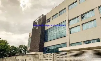 Galpão 5.198m²,  10 banheiros e 05 vagas de garagem.  Excelente localização