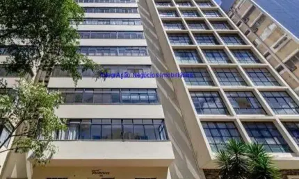 Apartamento  156m², 03 dormitórios (sendo 01 suíte), 03 banheiros, 01 vaga de garagem e sala ampla com janela de fora a fora.  Condomínio