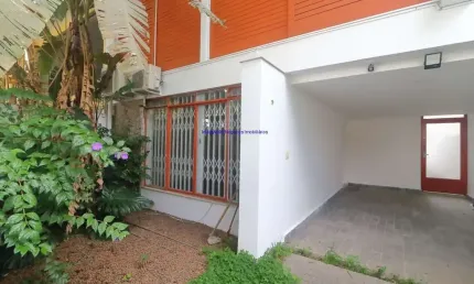 Casa Sobrado 200m², 03 dormitórios, 02 banheiros e 02 vagas de garagem.  Excelente localização, á 7 minutos andando para a estação do metrô