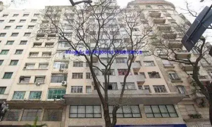 Apartamento 32m², 01 dormitório e 01 banheiro.   Condomínio com segurança e portaria.  Excelente localização