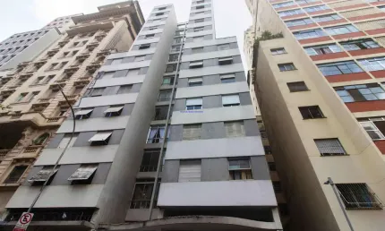 Apartamento 80m², 02 dormitórios e 02 banheiros.  condomínio com segurança e portaria.  excelente localização, entre as ruas avanhandava, araquã