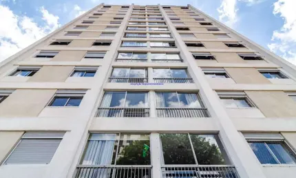 Apartamento 101m², 02 dormitórios e 01 banheiro.   Condomínio com portaria e segurança.  Excelente localização