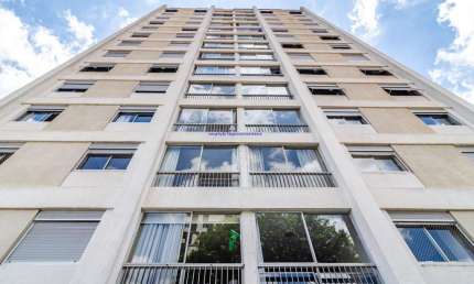 Apartamento 101m², 02 dormitórios e 01 banheiro.   Condomínio com portaria e segurança.  Excelente localização