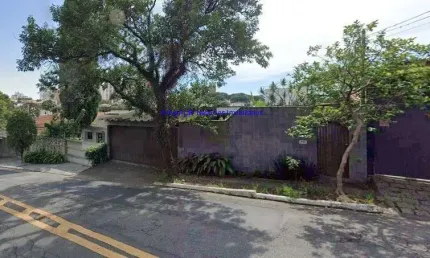 Casa  430m², 07 dormitórios (sendo 02 suítes), 06 banheiros e 04 vagas de garagem.   Excelente localização, entre as Ruas Zequinha de Abreu