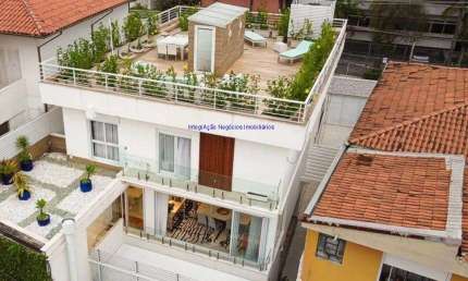 Casa Sobrado 450m², 03 dormitórios (sendo suítes), 04 banheiros e 04 vagas de garagem.  Excelente localização, entre as Ruas Garopaba, Itapitangui