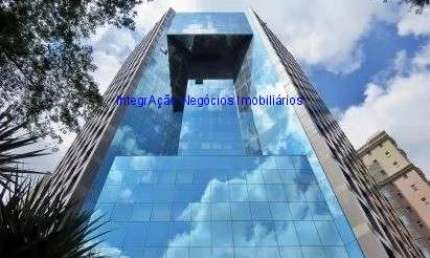 Conjunto comercial 202,76m², 04 banheiros e 05 vagas de garagem.  Condomínio com recepção e segurança.  Excelente localização