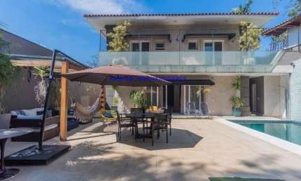 Casa 720m², 04 dormitórios (sendo suítes), 05 banheiros e 04 vagas de garagem.  Excelente localização, entre as Ruas Deputado Fabio Aranha