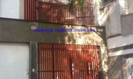 Casa sobrado 440m², 06 banheiros e 03 vagas de garagem.  Excelente localização, entre as Ruas Piracuama, Bernardo da Veiga