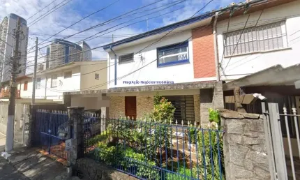 Casa 150m², 03 dormitórios, 03 banheiros e 03 vagas na garagem.  Excelente localização á 8 minutos andando para a estação do metrô Pinheiros