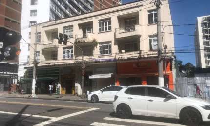 Prédio 1000m², 14 apartamentos e 04 lojas no térreo.  Condomínio com portaria.  Excelente localização entre as Ruas Manuel da Nobrega, Bombeiros