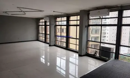 Conjunto Comercial 100m² e 02 banheiros.    Condomínio com recepção e segurança.  Excelente localização á 7 minutos andando para a estação do metrô