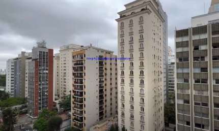 Apartamento  467m², 04 dormitórios (sendo suítes), 05 banheiros e 4 vagas de garagem.  Condomínio com portaria, segurança, piscina, playground.