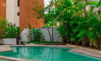 Apartamento 280m², 03 dormitórios (sendo  suítes), 05 banheiros e 03 vagas de garagem.  Condomínio com segurança, portaria, piscina, salão de jogos