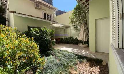 Casa Sobrado 165m², 03 dormitórios (sendo 01 suíte) 02 banheiros e 02 vagas na garagem.  Excelente localização; Entre as Ruas Angelina Maffei Vita,