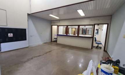 Loja 250m², 02 banheiros.  Excelente localização  à 3 minutos andando para a Estação do Metrô São Bento;  Entre as Ruas São Bento, Libero Badaro