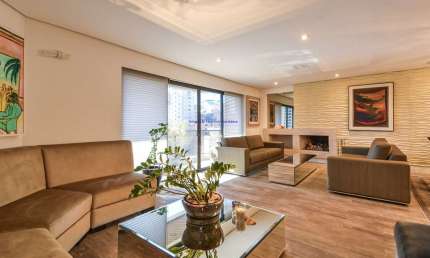Apartamento 224,62m², 03 dormitórios (sendo 03 suítes), 05 banheiros e 03 vagas na garagem.  Condomínio com Segurança, Portaria, Churrasqueira