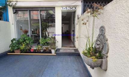 Casa 180m², 03 dormitórios, 03 banheiros e 01 vaga na garagem.  Excelente localização entre as Ruas Tanabi, Dona Germaine Burchard e Avenida Antártica