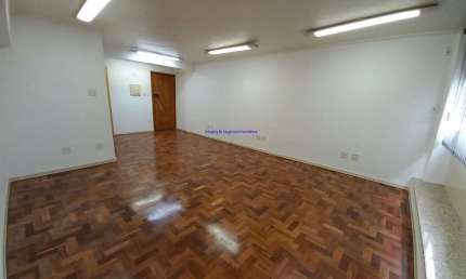 Conjunto Comercial 40m², 01 copa e 01 banheiro.  Condomínio com Recepção e Segurança.  Excelente localização, á 7 minutos andando para a Estação.