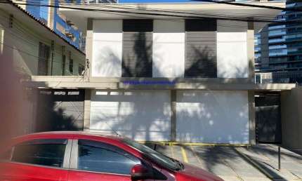 Sobrado Comercial 300m², 03 banheiros e 05 vagas na garagem.  Excelente localização, á 5 minutoe andando para a Estação do Metrô Faria Lima;