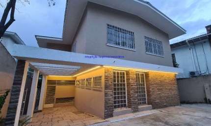 Sobrado 530m², 05 dormitórios (sendo 01 suíte), 04 banheiros e 05 vagas na garagem.  Excelente localização, entre as Ruas Itaquera, Itajobi e Angatuba