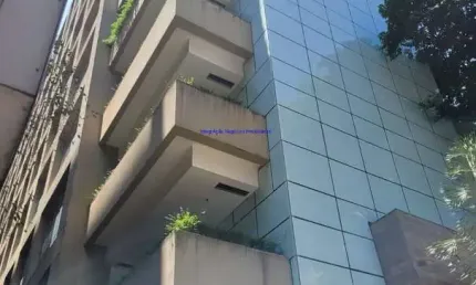 Prédio Comercial 4.023m², Possui 9 andares, 01 copa em cada andar, 03 banheiros em cada andar e 95 vagas na garagem;