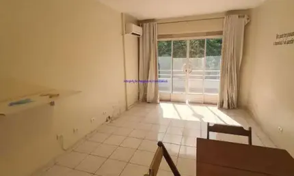 Apartamento 55m², 01 dormitório e 01 banheiro.  Condomínio com Segurança e Portaria.  Excelente localização.
