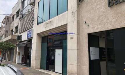 Loja 430m², 02 banheiros.  Excelente localização á 10 minutos andando para a Estação do Metrô Tiradentes; Entre as Ruas Lubavitch e Três Rios .