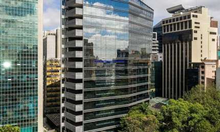 Conjunto Comercial 891,74m², 01 banheiro e 19 vagas de garagem.  Condomínio com recepção e segurança.  Excelente localização