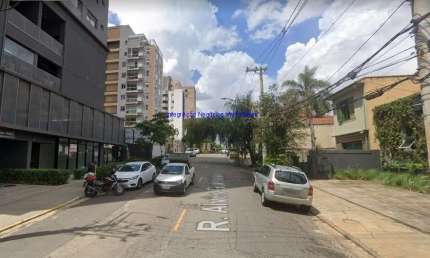 Loja 207m², 02 banheiros.  Excelente localização á 7 minutos andando para a Estação do Metrô Sumaré; entre as Ruas Capote Valente, Amália de Noronha