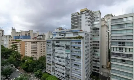 Apartamento 142,49m², 02 dormitórios (sendo 01 suíte), 02 banheiros e 02 vagas na garagem.  Condomínio com portaria, segurança, piscina, sauna