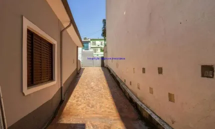 Casa 400m², 03 dormitórios,  03 banheiros e 03 vagas de garagem.  Excelente localização; Entre as Ruas Aimberê, Misitro Gastão Mesquita e Apinajés;