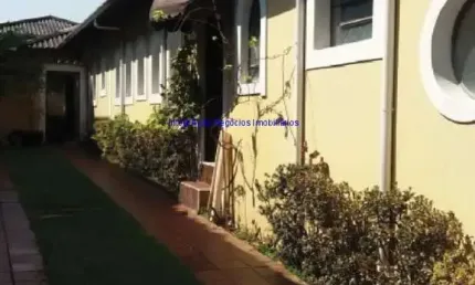 Casa 271m², 02 banheiros e 06 vagas de garagem.  Excelente localização á 6 minutos andando para a estação do metrô Pinheiros; Entre as Ruas Paraopeba
