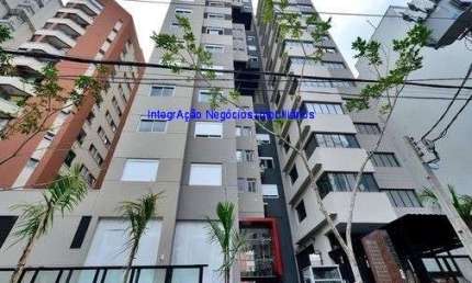 Apartamento Studio MOBILIADO 30m², 01 dormitório, 01 banheiro e 01 vaga de garagem.  Condomínio com portaria, segurança, piscina, academia