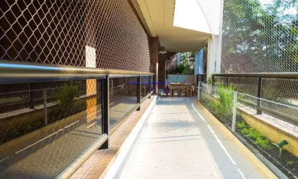 Apartamento 284m², 04 dormitórios (sendo 02 suítes), 03 banheiros e 04 vagas na garagem.  condomínio com portaria, segurança 24hrs.  excelente